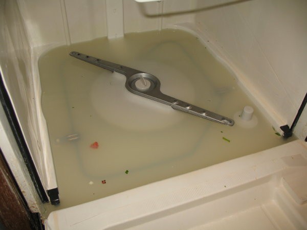 Почему вода в поддоне. Ошибка e15 посудомоечная машина Bosch. Посудомоечная машина Bosch не сливает воду.